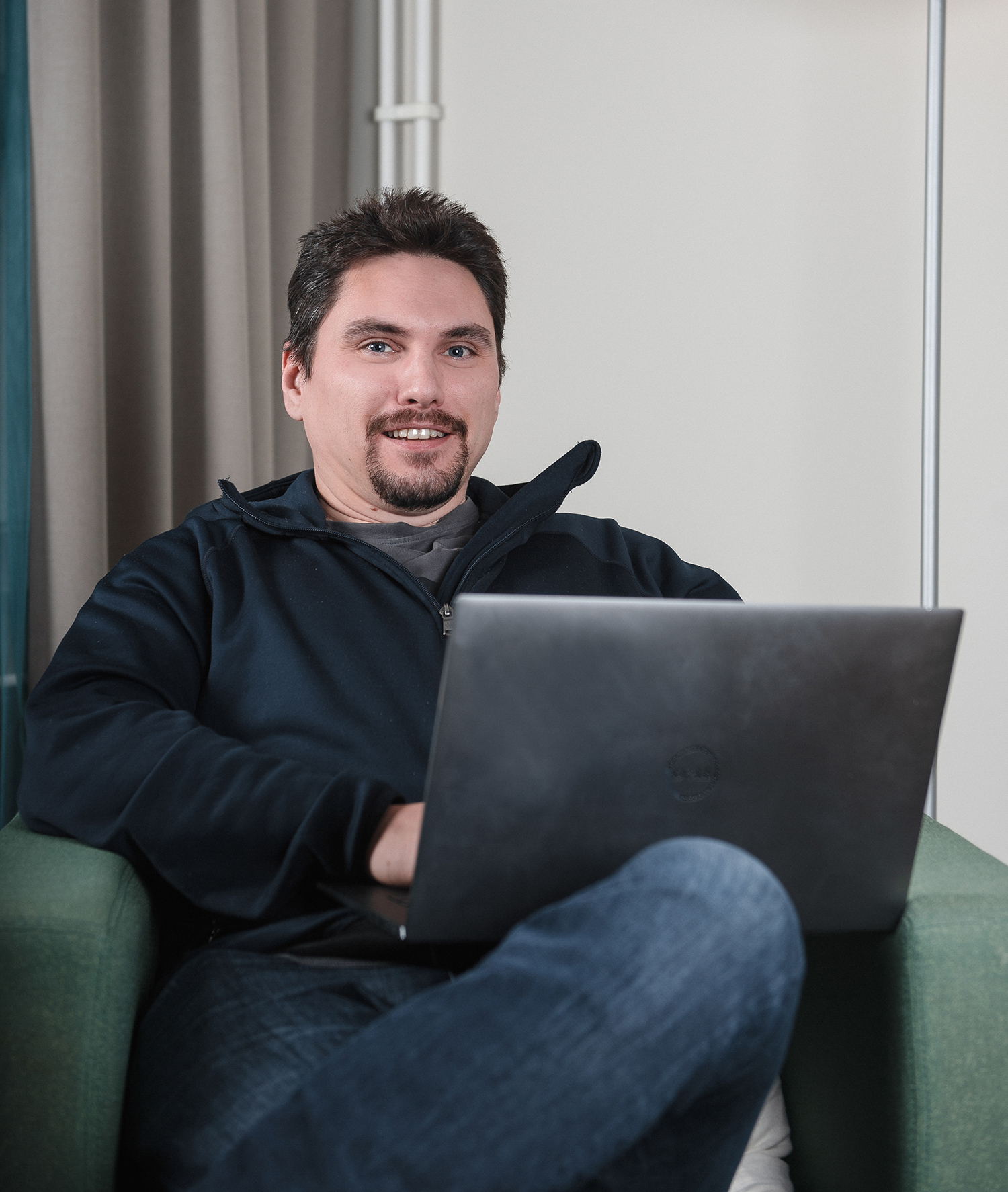 kenneth sitter med dator