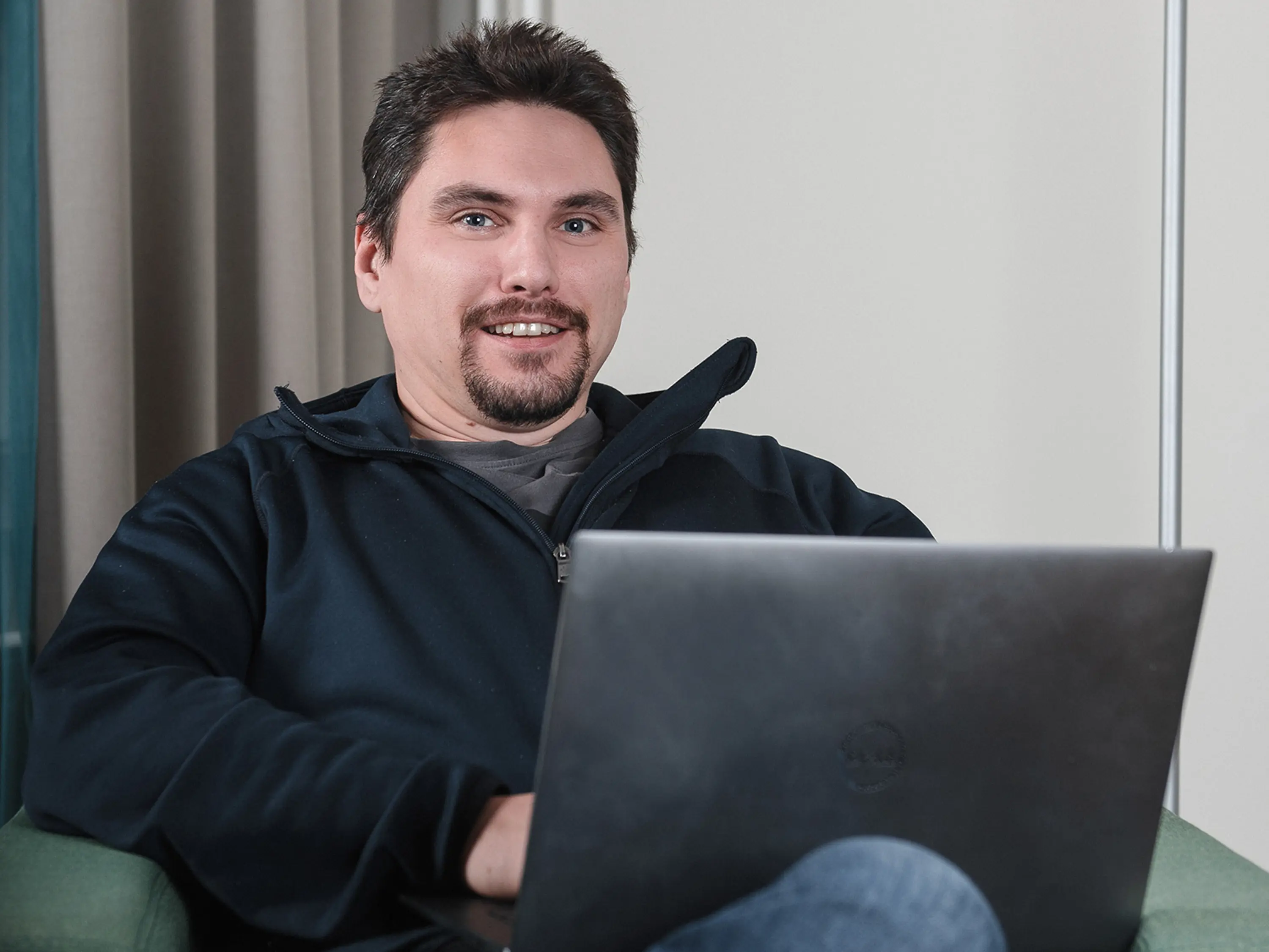 kenneth sitter med dator